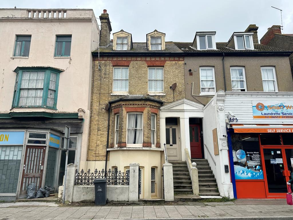 Lot: 98 - THREE-BEDROOM MAISONETTE FOR INVESTMENT -